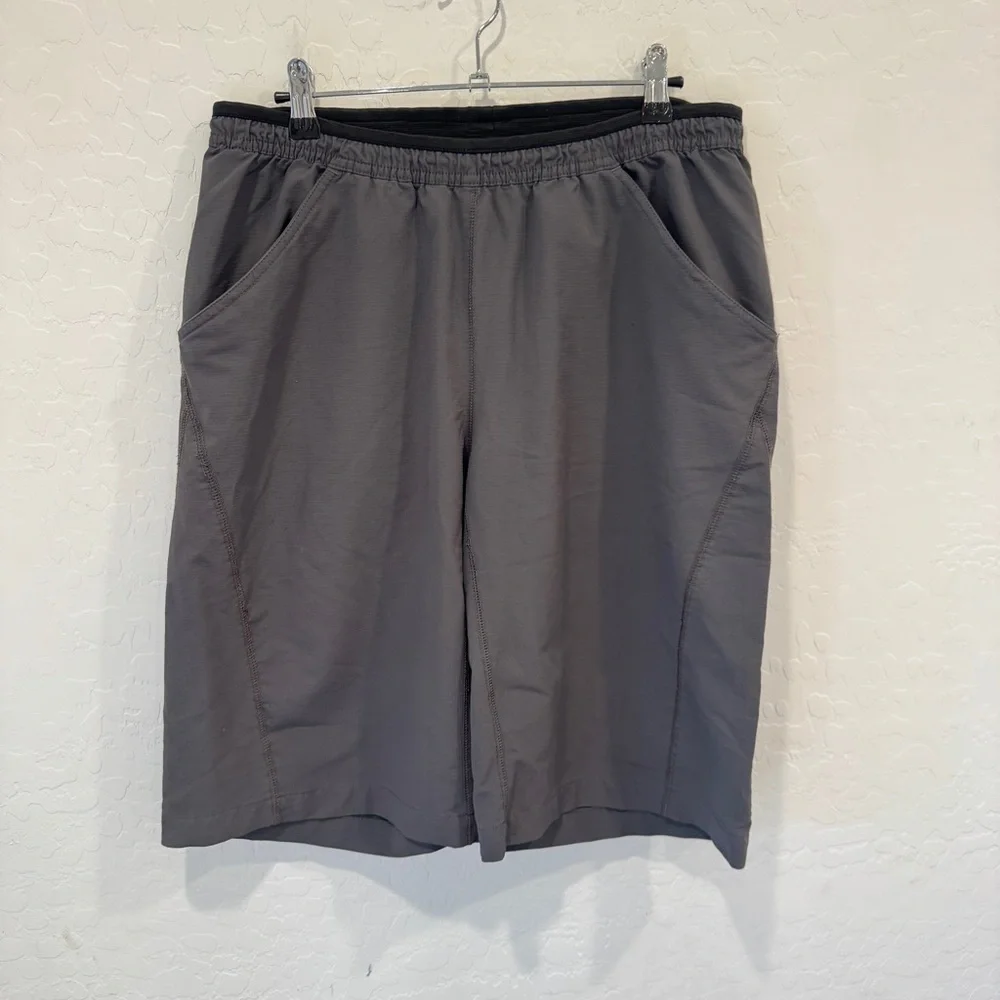 The North Face Charcoal Grey Athletic Shorts Mens Medium Athleisure Workout